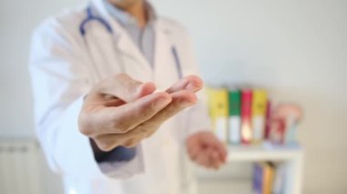 Doktor elinde hap tutuyor, kapat.