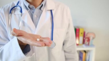 Doktor elinde hap tutuyor, kapat.