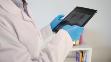 Yakın plan - diş röntgenli tablet bilgisayarı tutan dişçi elleri