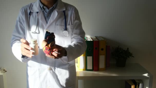 Lékař Drží Model Srdce Pilulky Nemocnici Lékařské Zdravotní Koncepce — Stock video