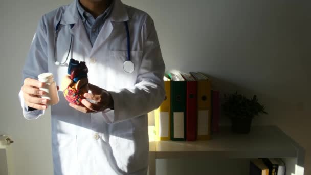 Lekarz Posiadający Model Serca Pigułki Koncepcji Szpitala Medycyny Opieki Zdrowotnej — Wideo stockowe