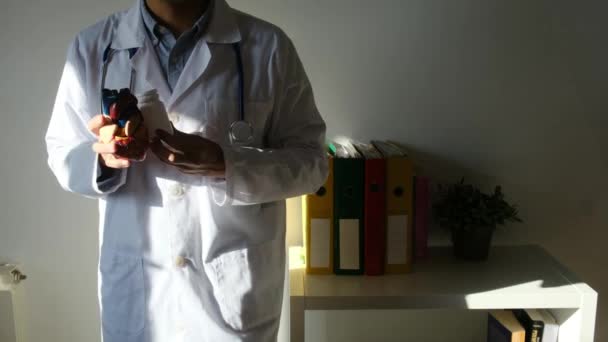 Lekarz Posiadający Model Serca Pigułki Koncepcji Szpitala Medycyny Opieki Zdrowotnej — Wideo stockowe