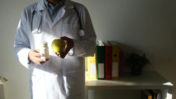 Młody Lekarz Trzymający Jabłko Tabletki — Wideo stockowe