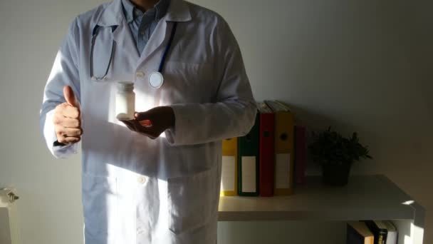 Lekarz Trzymając Tabletki Pokazując Kciuk Górę Zbliżenie — Wideo stockowe