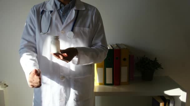 Doktor Drží Pilulky Ukazující Palec Nahoru Zblízka — Stock video