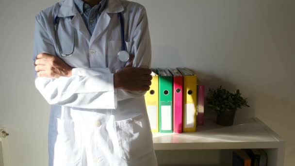Młody Lekarz Stetoskopem Krzyżowanymi Ramionami — Wideo stockowe