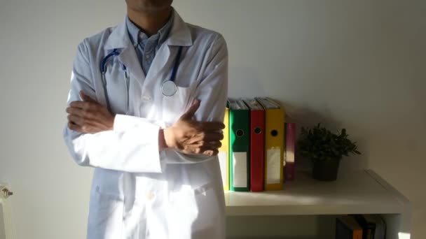 Mladý Lékař Stetoskopem Zkříženými Pažemi — Stock video