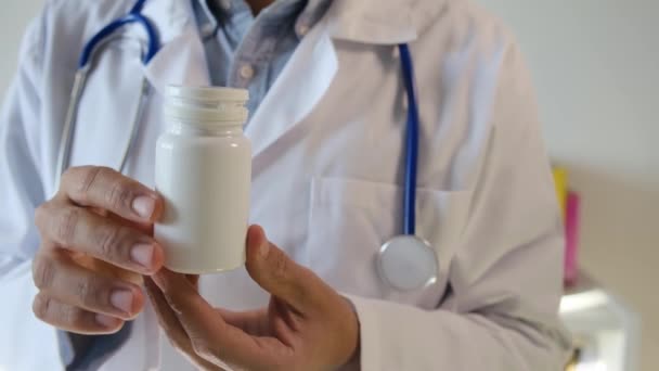 Dokter Memegang Pil Tangan Tutup — Stok Video