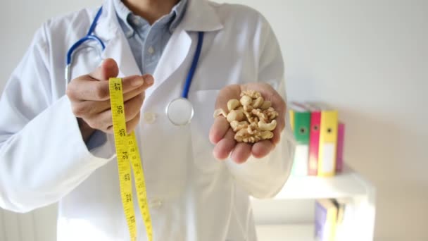Lékař Drží Měřicí Pásku Ořechy Rukou Nemocnici Lékařské Zdravotní Koncepce — Stock video