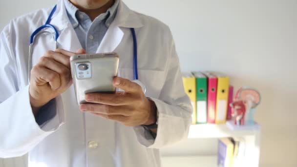 Médecin Tenant Smartphone Clinique — Video