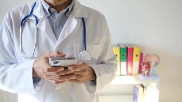 Läkare Som Håller Smartphone Kliniken — Stockvideo
