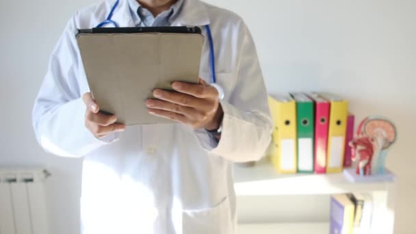 Medico Che Tiene Tablet Clinica — Video Stock