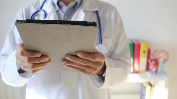 Medico Che Tiene Tablet Clinica — Video Stock