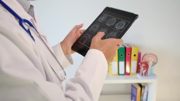 Arzt Mit Tablet Computer Mit Röntgenbild Büro Nahaufnahme — Stockvideo