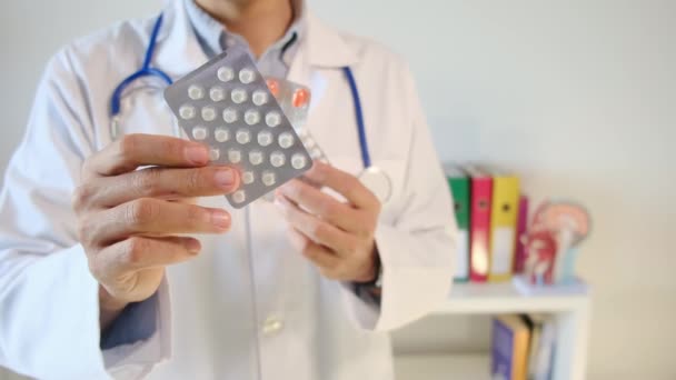 Lekarz Trzymając Tabletki Rękach Zbliżenie — Wideo stockowe