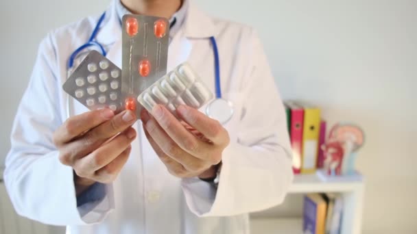 Lekarz Trzymając Tabletki Rękach Zbliżenie — Wideo stockowe