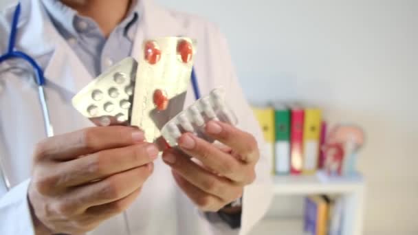 Arzt Hält Tabletten Händen Nahaufnahme — Stockvideo
