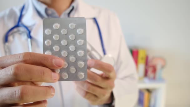 Médecin Tenant Des Pilules Dans Les Mains Gros Plan — Video