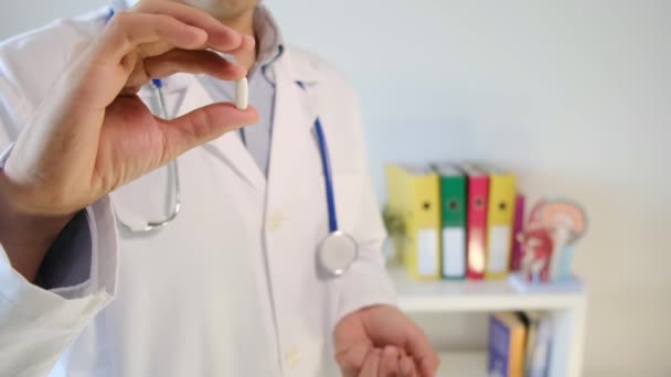 Lekarz Trzymający Pigułkę Ręce Zbliżenie — Wideo stockowe