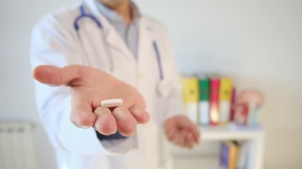 Médecin Tenant Pilule Main Gros Plan — Video