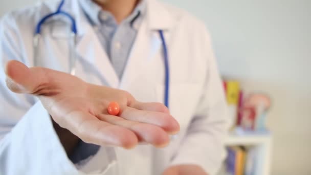 Doctor Sosteniendo Píldora Mano Primer Plano — Vídeo de stock