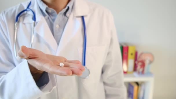 Lekarz Trzymający Pigułkę Ręce Zbliżenie — Wideo stockowe