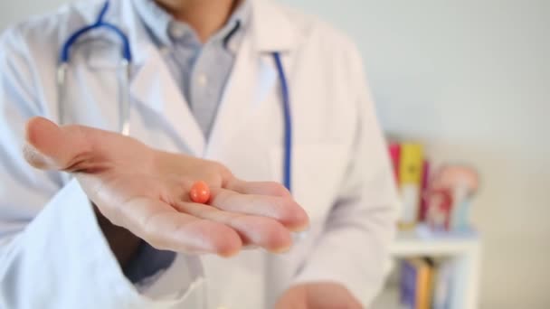 Doctor Sosteniendo Píldora Mano Primer Plano — Vídeo de stock