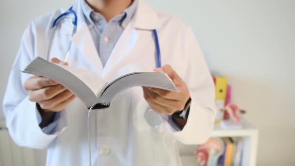Jovem Médico Segurando Livro Hospital — Vídeo de Stock