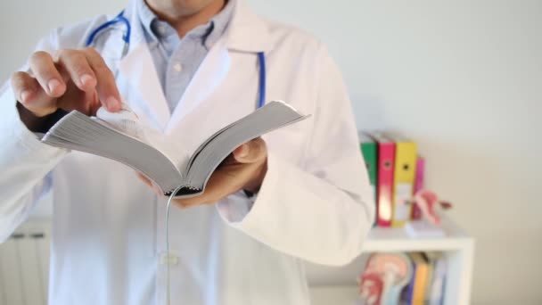 Jovem Médico Segurando Livro Hospital — Vídeo de Stock