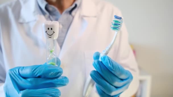 Lekarz Dentysta Posiadający Szczoteczkę Zębów Klepsydrę — Wideo stockowe