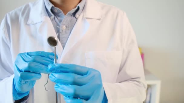 Mężczyzna Lekarz Posiadający Narzędzia Stomatologiczne — Wideo stockowe