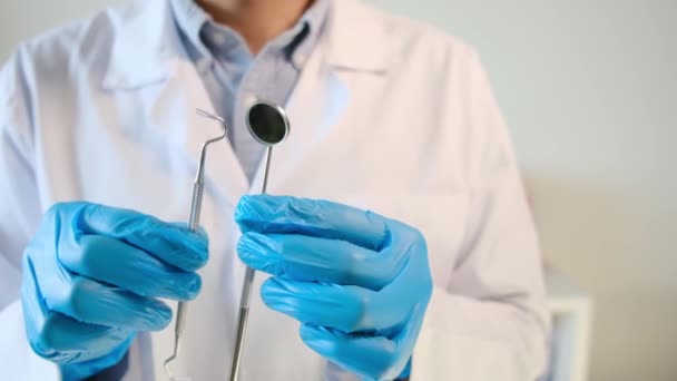 Mężczyzna Lekarz Posiadający Narzędzia Stomatologiczne — Wideo stockowe