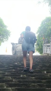 Sırt çantalı kadın gezgin tapınağı ziyaret ediyor, seyahat ediyor.