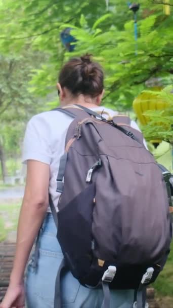 Kobieta Podróżująca Plecakiem Zwiedzanie Świątyni Podróże — Wideo stockowe