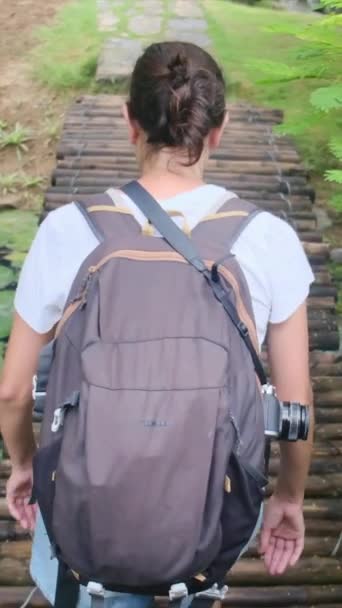 Donna Con Zaino Che Cammina Sul Ponte Nel Parco — Video Stock