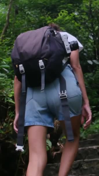 Mujer Con Mochila Caminando Por Los Escalones Del Parque — Vídeo de stock