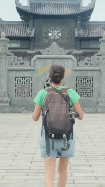 Viaggiatore Donna Con Zaino Visita Tempio Viaggi — Video Stock