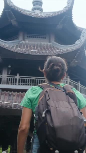 神殿を訪れるバックパックを持つ女性旅行者 — ストック動画