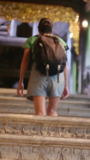 神殿を訪れるバックパックを持つ女性旅行者 — ストック動画