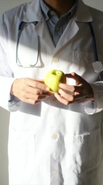genç doktor holding elma 
