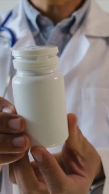 Doktor hapları elinde tutuyor, kapat.