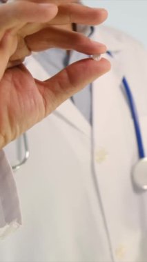 Doktor hap elinde tutan