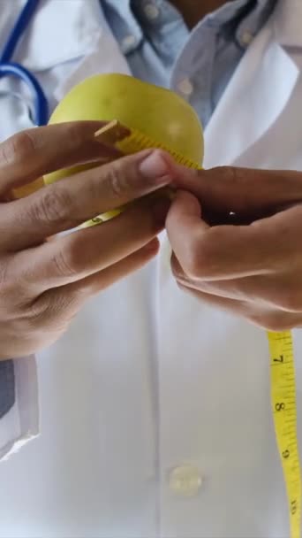 Jeune Médecin Tenant Pomme Ruban Mesurer — Video