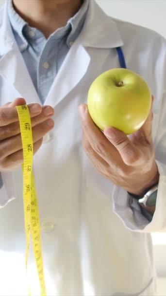 Junge Ärztin Mit Apfel Und Maßband — Stockvideo
