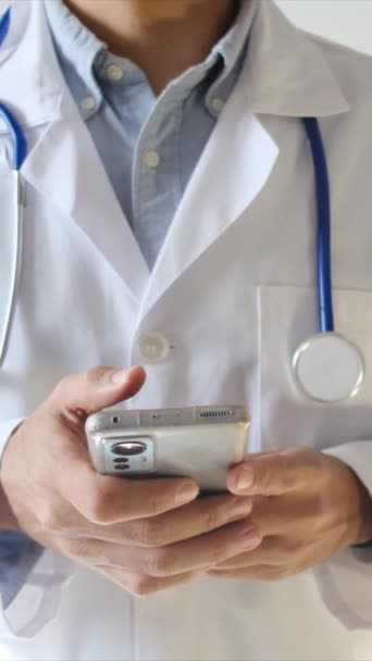 Médecin Tenant Modèle Cardiaque Dans Les Mains Hôpital Concept Médical — Video