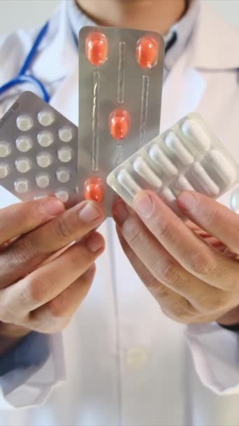 Médecin Tenant Des Pilules Dans Les Mains Gros Plan — Video