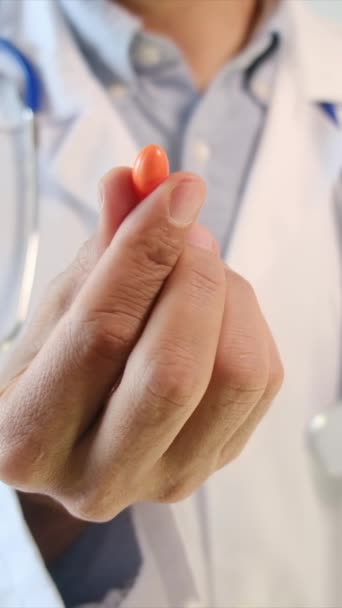 Arzt Hält Pille Der Hand — Stockvideo