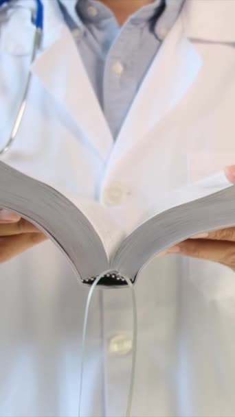 Junge Ärztin Mit Buch Krankenhaus — Stockvideo