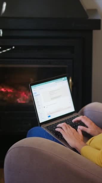 Kadın Şöminenin Yanında Dizüstü Bilgisayar Kullanıyor — Stok video