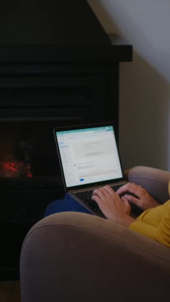 Kadın Şöminenin Yanında Dizüstü Bilgisayar Kullanıyor — Stok video